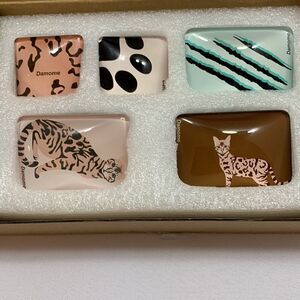 Damone Animal print magnets